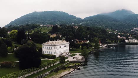 Vista-Aérea-De-La-Villa-Melzi-D&#39;eril-Sentada-En-La-Orilla-Del-Lago-De-Como-En-Italia