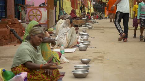 Arme-Inder-Betteln-Vor-Dem-Tempelgelände-Um-Essen