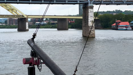 Vista-Del-Puente-De-La-Gente-Morada-Y-El-Puente-De-Barba-Daniel-Carter-En-Cincinnati,-Ohio,-EE.UU.