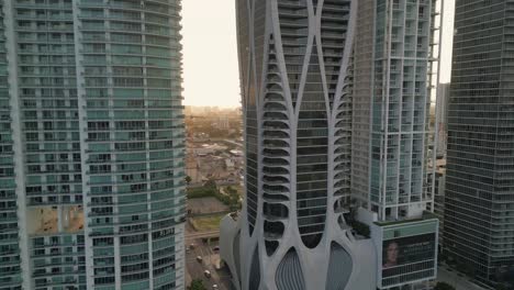 Luftaufnahme-Der-Innenstadt-Von-Miami-Bei-Sonnenuntergang-Mit-Modernen-Gebäuden