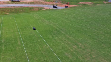 Luftaufnahme-Eines-Roboters,-Der-Weiße-Linien-Auf-Ein-Spielfeld-Malt