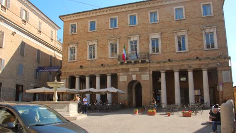 Piazza-Republica-in-Urbino,-Italy-on-a-sunny-summer-day