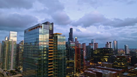Luftaufnahme-Rückwärts-Weg-Von-Modernen-Gebäuden-Im-Fulton-Market,-Sonnenaufgang-In-Chicago,-USA