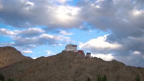 Bewegte-Wolken-Im-Zeitraffer-Des-Namgyal-Tsemo-Klosters-Mit-Der-Oberen-Himalaya-Landschaft-Von-Leh,-Ladakh,-Indien