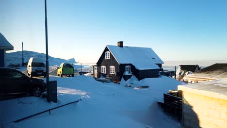 Autos-In-Der-Nähe-Von-Häusern-An-Einem-Eiskalten-Wintertag-In-Grönland,-Zeitrafferansicht