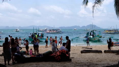 Turista-En-La-Popular-Y-Concurrida-Playa-De-Los-Siete-Comandos-Durante-El-Recorrido-De-Isla-En-Isla-Desde-El-Nido-En-Palawan,-Filipinas,-Sudeste-Asiático