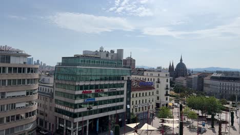 Sehen-Sie-Sich-Luftaufnahmen-Des-Historischen-Teils-Der-Gemeinde,-Der-Hauptstadt-Wien-In-Österreich,-Barocke-Architektur-Mit-Roten-Dächern,-Der-Katholischen-Kirche,-Dem-Wiener-Stephansplatz,-An