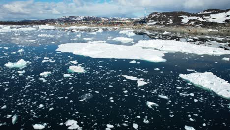 Volando-Hacia-Un-Pequeño-Municipio-En-Groenlandia,-Muchos-Icebergs-En-El-Océano-Azul-Profundo