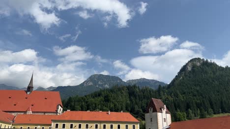 Blick-Auf-Die-Berge-Im-Semmering,-Österreich-Mit-Roten-Häuserdächern-4k