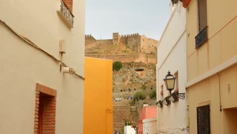 Häuser-Außerhalb-Der-Mauern-Der-Burg-Sagunto-In-Der-Nähe-Von-Valencia-In-Spanien