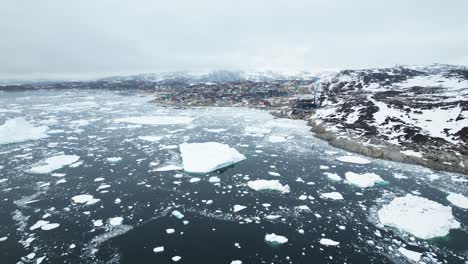 Hielo-Flotante-Cerca-De-La-Ciudad-De-Ilulissat-En-Groenlandia,-Vista-Aérea-De-Drones