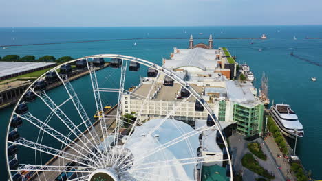 Vista-Aérea-Sobre-La-Rueda-Centenaria-En-El-Navy-Pier,-Mañana-Soleada-En-Chicago,-EE.UU.