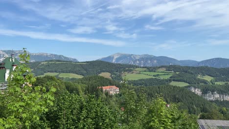 Draufsicht-Auf-Wald-Und-Häuser-Am-Semmering,-Österreich-Im-Sommer-Mit-Blauem-Himmel-4k