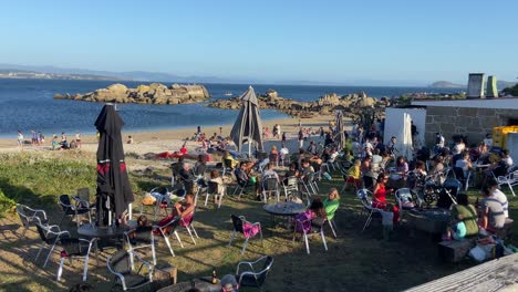 Außenterrasse-Einer-Spanischen-Strandbar-An-Einem-Sonnigen-Tag-In-O-Grove,-Galizien