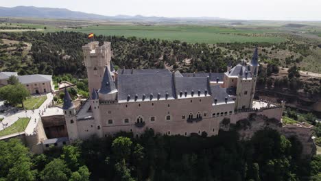 Panorámica-Aérea-Diurna-Del-Gran-Alcázar-De-La-Fortaleza-De-Segovia-En-Un-Peñasco-Rocoso,-España