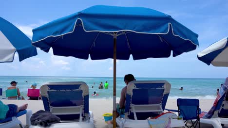 Sonnenschirmstuhl-Am-Strand-Mit-Türkisfarbenem-Wasser