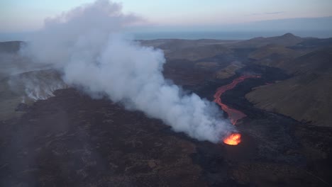 Toma-Aérea-De-Arriba-Hacia-Abajo-De-La-Erupción-Del-Volcán-Con-Magma-Que-Fluye-En-El-Paisaje-Volcánico-De-Islandia