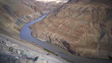 Schwenkaufnahme-Des-Flusses-Indus-Im-Zanskar-Tal-Durch-Das-Himalaya-Gebirge-In-Ladakh,-Indien