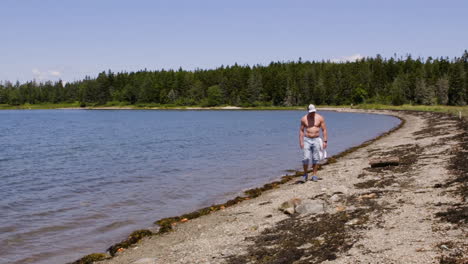 Erwachsener,-Weißer,-Hemdloser-Mann,-Der-An-Einem-Spätsommernachmittag-Einen-Strand-In-New-England-Hinaufgeht