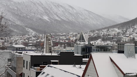 Puente-De-Tromso-Con-Tráfico-Y-Catedral-ártica-Durante-La-Temporada-De-Invierno-En-Tromso,-Noruega
