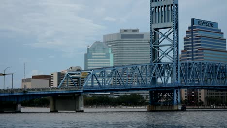 Die-Hauptstraßenbrücke-In-Jacksonville,-Florida,-überspannt-Den-Breiten-Und-Majestätischen-St.-Johns-River