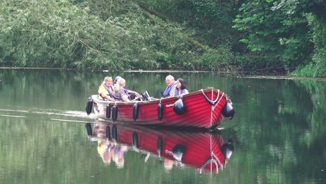 La-Gente-En-Un-Barco-Turístico-1-En-Las-Tranquilas-Aguas-Del-Río-Nore-En-La-Ciudad-De-Kilkenny,-Irlanda,-En-Un-Cálido-Día-De-Septiembre