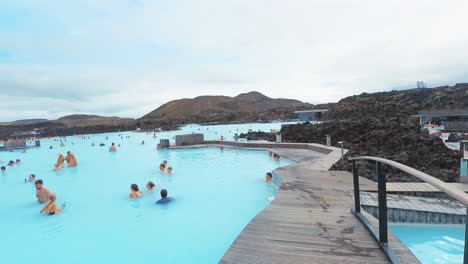 Paseo-Por-La-Laguna-Azul-De-Islandia