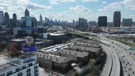 Timelapse-Del-Movimiento-Del-Tráfico-A-Través-De-La-Autopista-Interestatal-En-El-área-Metropolitana-De-Atlanta-Con-Edificios-En-El-Fondo