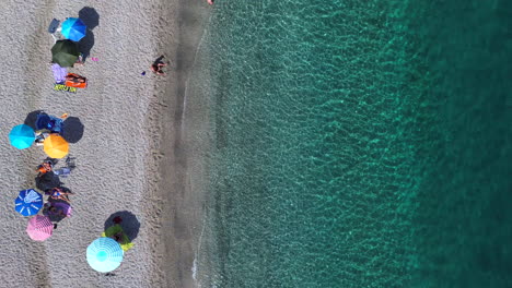 Vista-Aérea-De-Arriba-Hacia-Abajo-Estática-De-La-Playa-De-Manilva-Marbella,-Agua-Turquesa-En-Sotogrande,-Vacaciones-De-Lujo-Relajantes-En-Málaga-España,-Sombrillas-Y-Sombrillas,-Espacio-Para-Copiar-Y-Espacio-Para-Texto,-Toma-De-4k