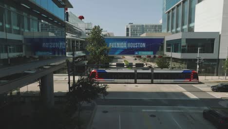 Una-Vista-Aérea-De-Un-Tren-Del-Metro-De-Houston-Mientras-Viaja-Hacia-El-Sur-A-Lo-Largo-De-Rusk-Mientras-Cruza-La-Avenida-De-Las-Américas-Dentro-Del-Distrito-De-Entretenimiento-De-La-Avenida-Houston.