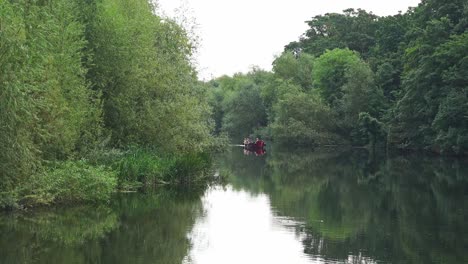 Barco-Flotando-Perezosamente-Río-Arriba-En-El-Río-Nore-En-La-Ciudad-De-Kilkenny-En-Una-Mañana-De-Verano