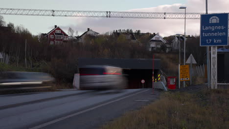 Vehículos-Circulando-Por-El-Túnel-De-Langnes-Al-Atardecer-En-Tromso,-Noruega