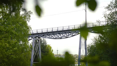 Straßenbahn-Fährt-über-Eine-Brücke-In-Einem-Vorort