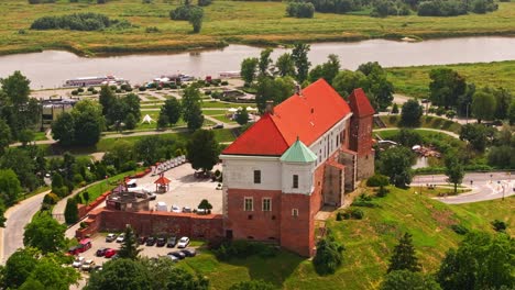 Polonia,-Antiguos-Palacios-Y-Castillos-Históricos-Con-Nuestras-Impresionantes-Tomas-De-Vídeo-Con-Drones