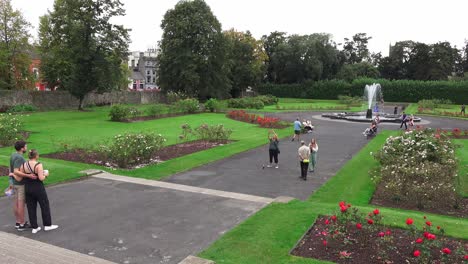 Turistas-Tomando-Fotos-En-Un-Jardín-De-Rosas-Con-Una-Fuente-En-El-Castillo-De-Kilkenny-En-Una-Cálida-Mañana-De-Verano