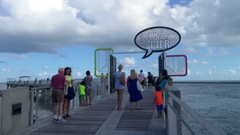 Passanten-Im-South-Pier-Park-Pointe-In-South-Beach