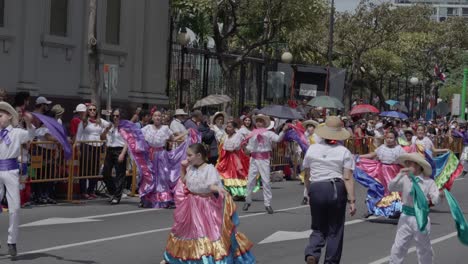 Junge-Studenten-Tanzen-Während-Der-Parade-Zum-Unabhängigkeitstag-Traditionellen-Costa-ricanischen-Tanz