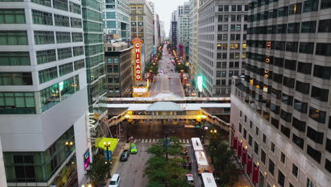 Vista-Aérea-Sobre-La-Estación-State-Lake-En-La-Iluminada-North-State-Street,-En-Chicago