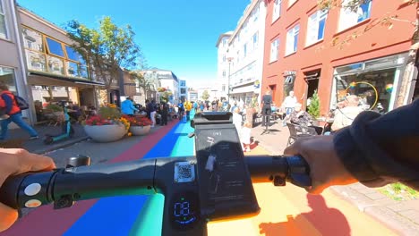 Durch-Die-Stadt-Reykjavík-Mit-Einem-Elektroroller-Entlang-Der-Rainbow-Street