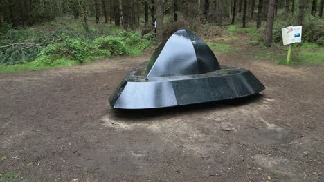 Orbitando-Una-Nave-Espacial-Realista-Del-Sendero-Ovni-Del-Bosque-De-Rendlesham-En-El-Claro-Del-Parque-Forestal