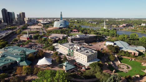 Toma-Panorámica-De-Drones-De-Las-Horquillas,-Winnipeg,-Manitoba,-Canadá.