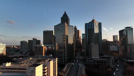 Innenstadt-Von-Atlanta,-Peachtree-Street,-Berühmte-Skyline-Gebäude-Im-Hintergrund,-Sonnenlicht-Fällt-Auf-Moderne-Skyline-Gebäude