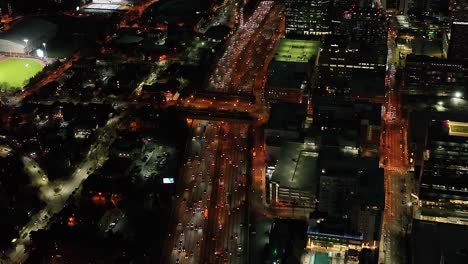 Drohnenaufnahme-Des-Fließenden-Verkehrs-In-Der-Innenstadt-Von-Atlanta-In-Der-Nacht