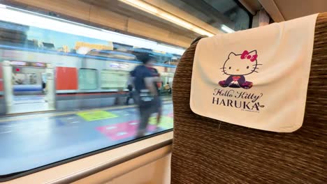 Toma-Manual-En-El-Tren-Haruka-De-Hello-Kitty-A-Través-De-Una-Estación-Japonesa.