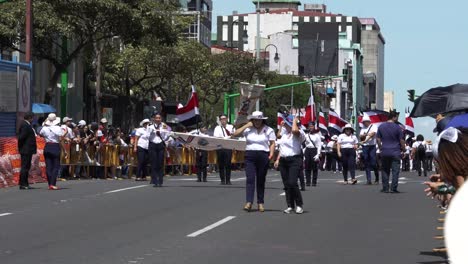 Lehrer-Und-Schüler-Marschieren-Während-Der-Parade-Zum-Unabhängigkeitstag-Costa-Ricas-Die-Avenue-Entlang