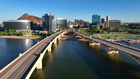 Puentes-Sobre-El-Río-Salt-En-El-Centro-De-Tempe,-Arizona.