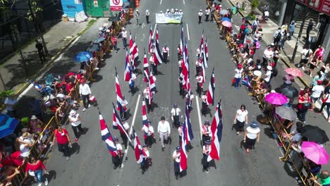 Drohne-Schoss-über-Fahnenträger,-Die-Während-Der-Parade-Zum-Unabhängigkeitstag-Von-Costa-Rica-In-San-Jose-Marschierten