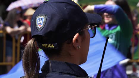 Polizistin-Wacht-über-Die-Parade-Zum-Unabhängigkeitstag-Von-Costa-Rica