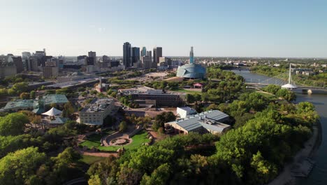 Preciosa-Antena-De-The-Forks-Y-El-Horizonte-De-Winnipeg,-Verano-De-2023.