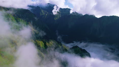 Grünes-Nepal-Mit-Hügellandschaften-Mit-Wolken-Und-Nebel,-Frühmorgendliche-Sonnenstrahlen